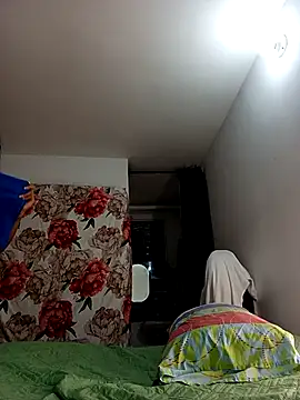 Snapshot of Karii-R chatting on April 25, 5:43 pm Karii-R online show from April 25, 5:43 pm