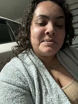 Snapshot of DatBishYouMiss chatting on January 23, 7:40 pm DatBishYouMiss online show from January 23, 7:40 pm