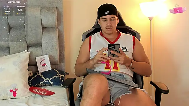 Snapshot of victor_vixen chatting on September 26, 11:14 am victor vixen online show from September 26, 11:14 am