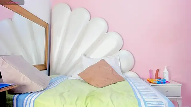 Snapshot of Ally_Parkeer_ chatting on February 8, 1:01 pm Ally Parkeer online show from February 8, 1:01 pm