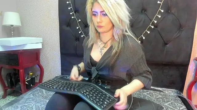 HollyWould   online show from October 21, 6:08 pm