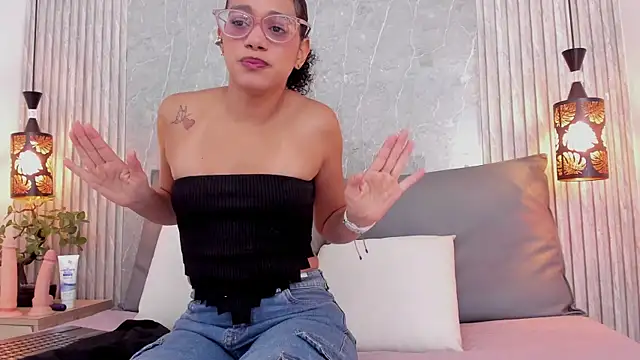 Snapshot of Alahia_Baiter chatting on December 22, 1:00 pm Alahia Baiter online show from December 22, 1:00 pm