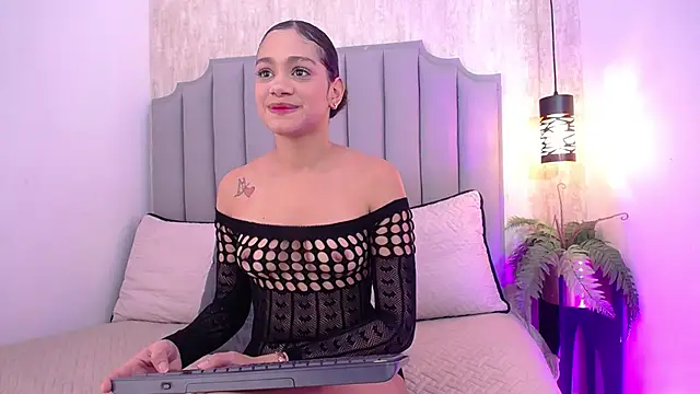 Snapshot of Alahia_Baiter chatting on February 23, 12:48 pm Alahia Baiter online show from February 23, 12:48 pm