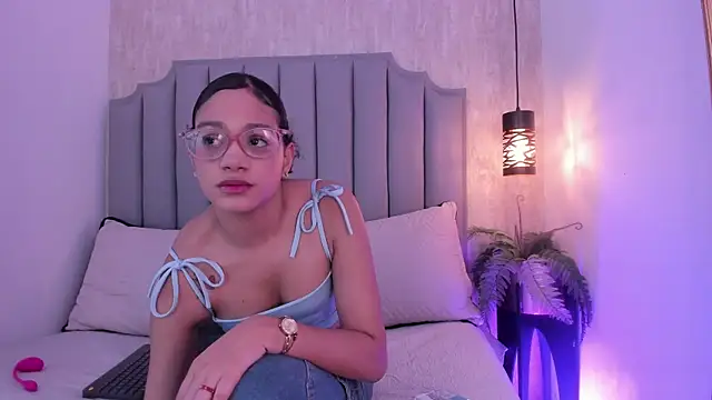 Snapshot of Alahia_Baiter chatting on March 1, 12:01 pm Alahia Baiter online show from March 1, 12:01 pm