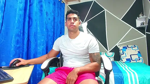 Snapshot of astrom_greyy chatting on October 25, 12:40 am astrom greyy online show from October 25, 12:40 am