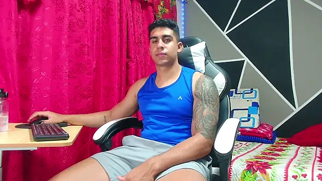 Snapshot of astrom_greyy chatting on December 20, 12:40 am astrom greyy online show from December 20, 12:40 am