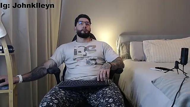 Snapshot of jonhklleyn chatting on July 6, 8:11 pm jonhklleyn online show from July 6, 8:11 pm