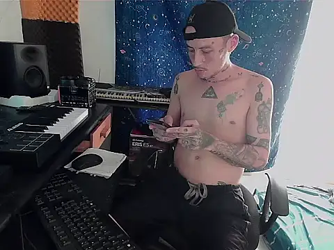 Snapshot of patrik_tattoo_ chatting on January 6, 8:39 pm patrik tattoo online show from January 6, 8:39 pm