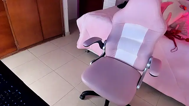 Snapshot of Kitty_Pam chatting on January 5, 8:12 pm Kitty Pam online show from January 5, 8:12 pm