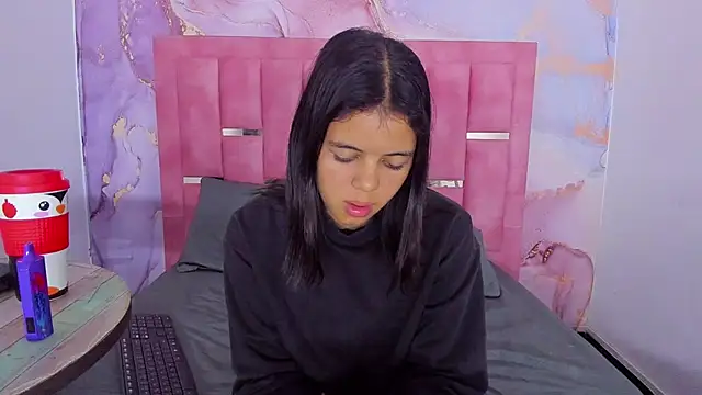 Snapshot of LizzMartin chatting on December 14, 10:28 pm LizzMartin online show from December 14, 10:28 pm