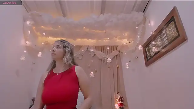 Snapshot of Lauu_G chatting on December 5, 7:16 am Lauu G online show from December 5, 7:16 am