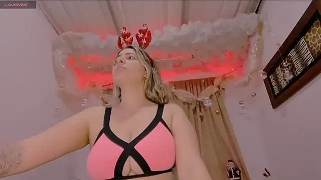 Snapshot of Lauu_G chatting on December 9, 4:01 am Lauu G online show from December 9, 4:01 am