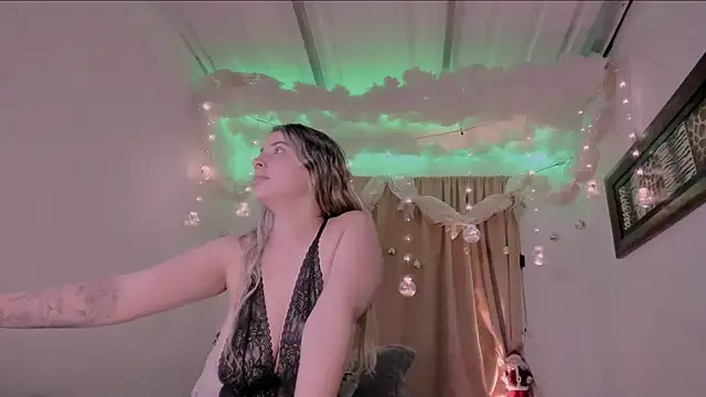 Snapshot of Lauu_G chatting on December 17, 3:39 am Lauu G online show from December 17, 3:39 am