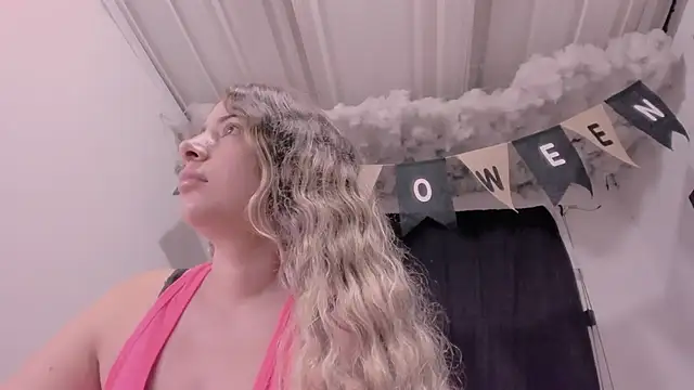 Snapshot of Lauu_G chatting on October 23, 9:19 am Lauu G online show from October 23, 9:19 am