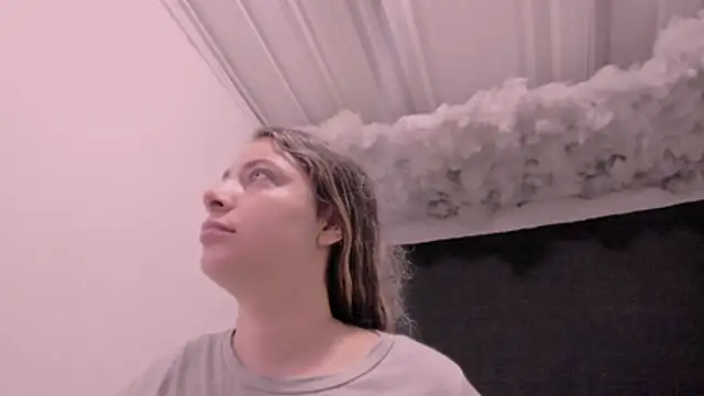 Snapshot of Lauu_G chatting on November 4, 10:14 am Lauu G online show from November 4, 10:14 am