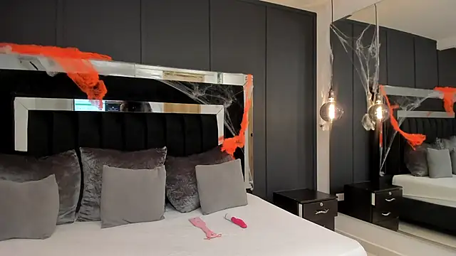 emilie xx  online show from October 27, 9:30 pm