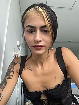 Snapshot of emilie_xx_ chatting on June 25, 4:22 pm emilie xx online show from June 25, 4:22 pm