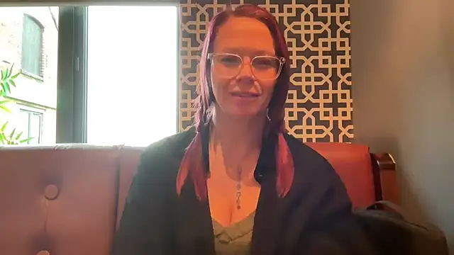 Snapshot of MelodyRoseUk chatting on November 11, 11:21 am MelodyRoseUk online show from November 11, 11:21 am