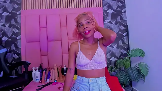 Snapshot of Brithanyslim chatting on December 1, 12:54 pm Brithanyslim online show from December 1, 12:54 pm