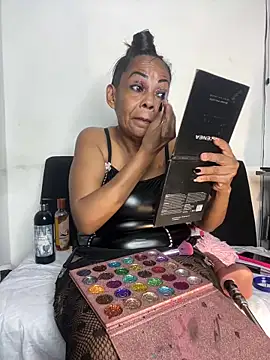 Snapshot of chiquimaturesexy chatting on February 24, 8:18 pm chiquimaturesexy online show from February 24, 8:18 pm