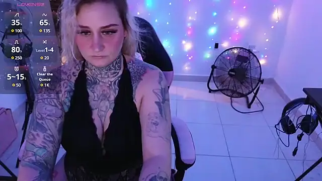 Snapshot of Lisacasandra chatting on December 18, 11:19 pm Lisacasandra online show from December 18, 11:19 pm