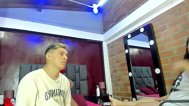 EmilyHot 1 online show from December 13, 1:01 pm