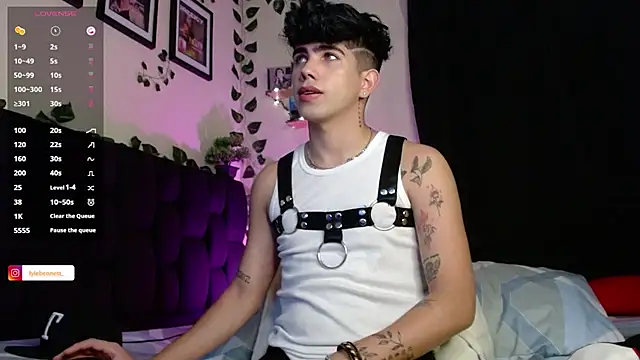 LyleBennett  online show from February 9, 10:20 am