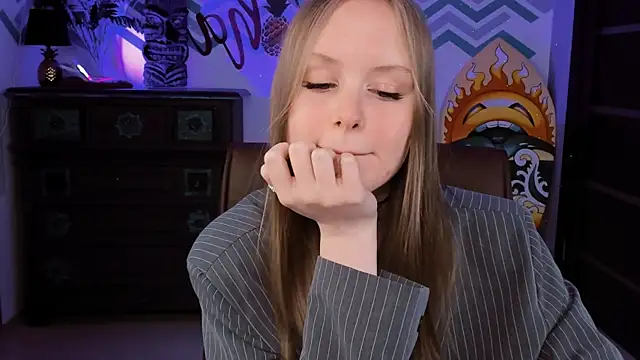 Snapshot of VivienLeeigh chatting on February 23, 6:23 pm VivienLeeigh online show from February 23, 6:23 pm