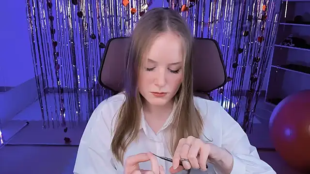 Snapshot of VivienLeeigh chatting on March 17, 1:18 pm VivienLeeigh online show from March 17, 1:18 pm