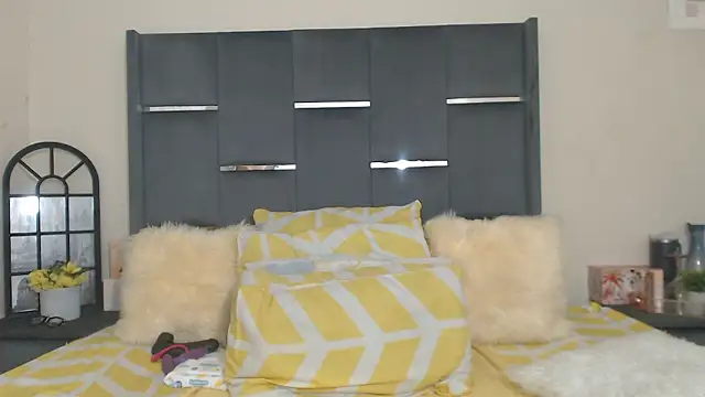 LaCaramellaChocolatia online show from January 8, 1:08 am