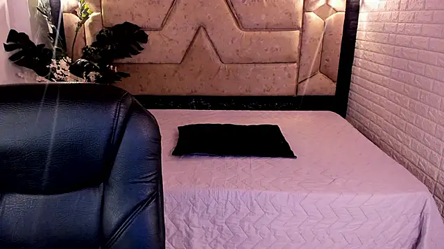 Snapshot of crimson_tati_ chatting on July 1, 1:02 pm crimson tati online show from July 1, 1:02 pm