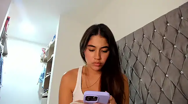 Snapshot of AriaMontgomery chatting on December 21, 11:45 pm AriaMontgomery online show from December 21, 11:45 pm