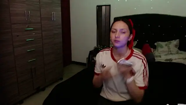holy juli online show from June 18, 4:24 am