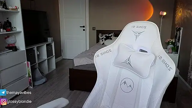 Maya Rave online show from April 19, 3:28 am