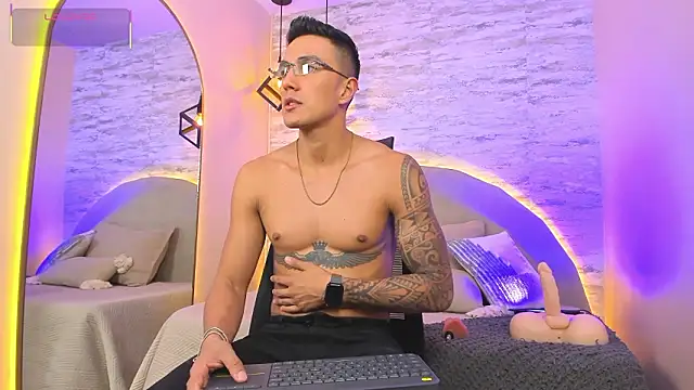 Aron Bolt online show from March 6, 10:17 pm