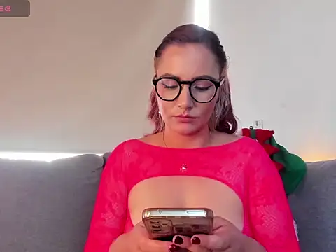 Hanna Clark  online show from December 14, 6:30 pm