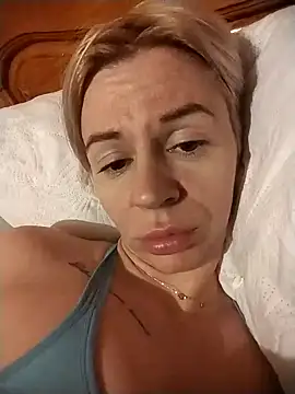 Snapshot of BlondyDiamond chatting on December 4, 8:18 pm BlondyDiamond online show from December 4, 8:18 pm