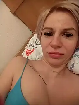 Snapshot of BlondyDiamond chatting on December 28, 9:40 pm BlondyDiamond online show from December 28, 9:40 pm