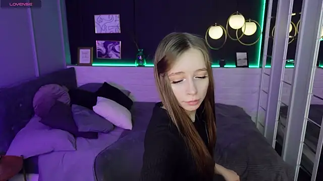 Snapshot of OliviaGentle chatting on February 4, 1:13 am OliviaGentle online show from February 4, 1:13 am