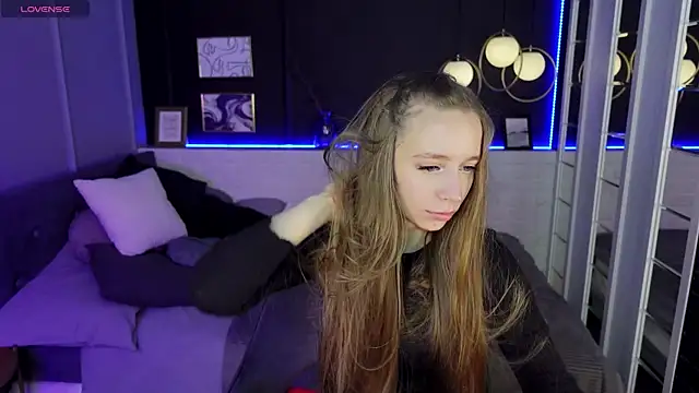 Snapshot of OliviaGentle chatting on February 6, 5:25 am OliviaGentle online show from February 6, 5:25 am