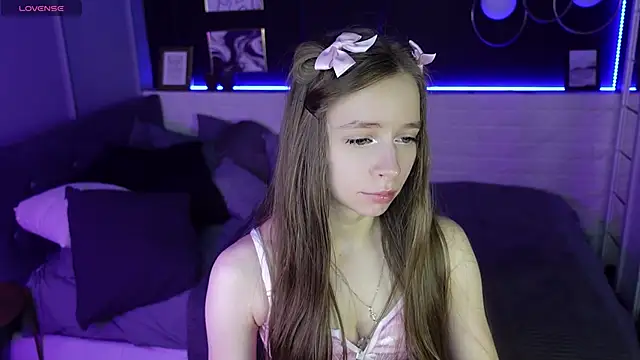 Snapshot of OliviaGentle chatting on February 18, 2:05 am OliviaGentle online show from February 18, 2:05 am