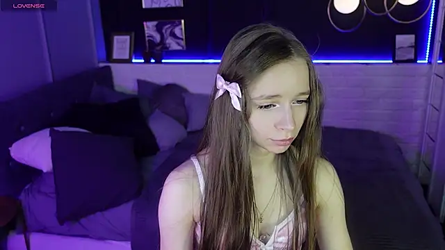 Snapshot of OliviaGentle chatting on February 18, 5:09 am OliviaGentle online show from February 18, 5:09 am