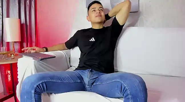 Snapshot of Lucii_fer_ chatting on February 12, 11:29 am Lucii fer online show from February 12, 11:29 am