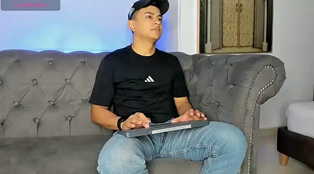 Snapshot of Lucii_fer_ chatting on February 17, 11:44 am Lucii fer online show from February 17, 11:44 am