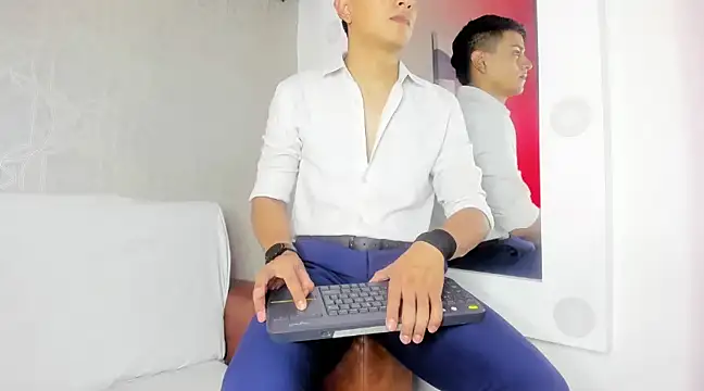 Snapshot of Lucii_fer_ chatting on February 18, 11:11 am Lucii fer online show from February 18, 11:11 am