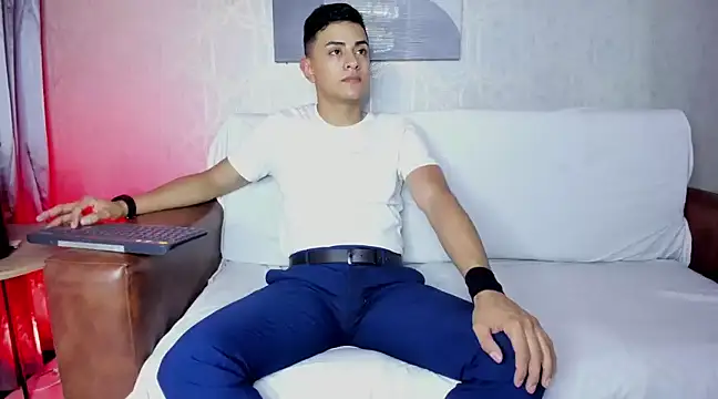 Snapshot of Lucii_fer_ chatting on February 28, 11:25 am Lucii fer online show from February 28, 11:25 am