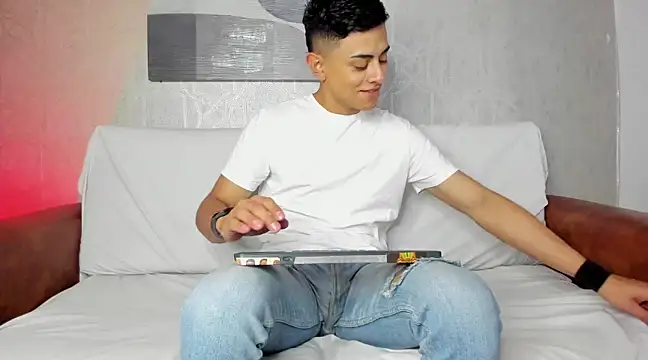 Snapshot of Lucii_fer_ chatting on March 19, 11:28 am Lucii fer online show from March 19, 11:28 am