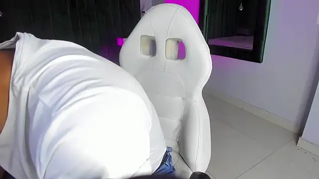 Snapshot of Lucii_fer_ chatting on October 22, 11:43 am Lucii fer online show from October 22, 11:43 am