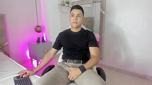 Snapshot of Lucii_fer_ chatting on November 19, 11:43 am Lucii fer online show from November 19, 11:43 am