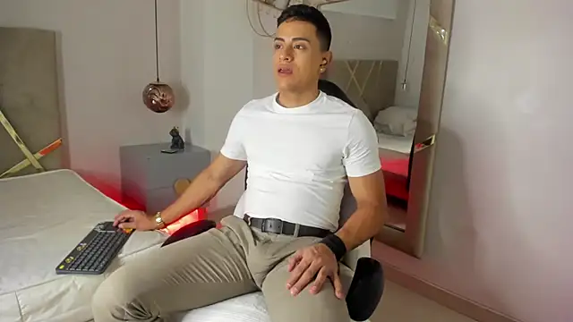 Snapshot of Lucii_fer_ chatting on December 1, 11:48 am Lucii fer online show from December 1, 11:48 am